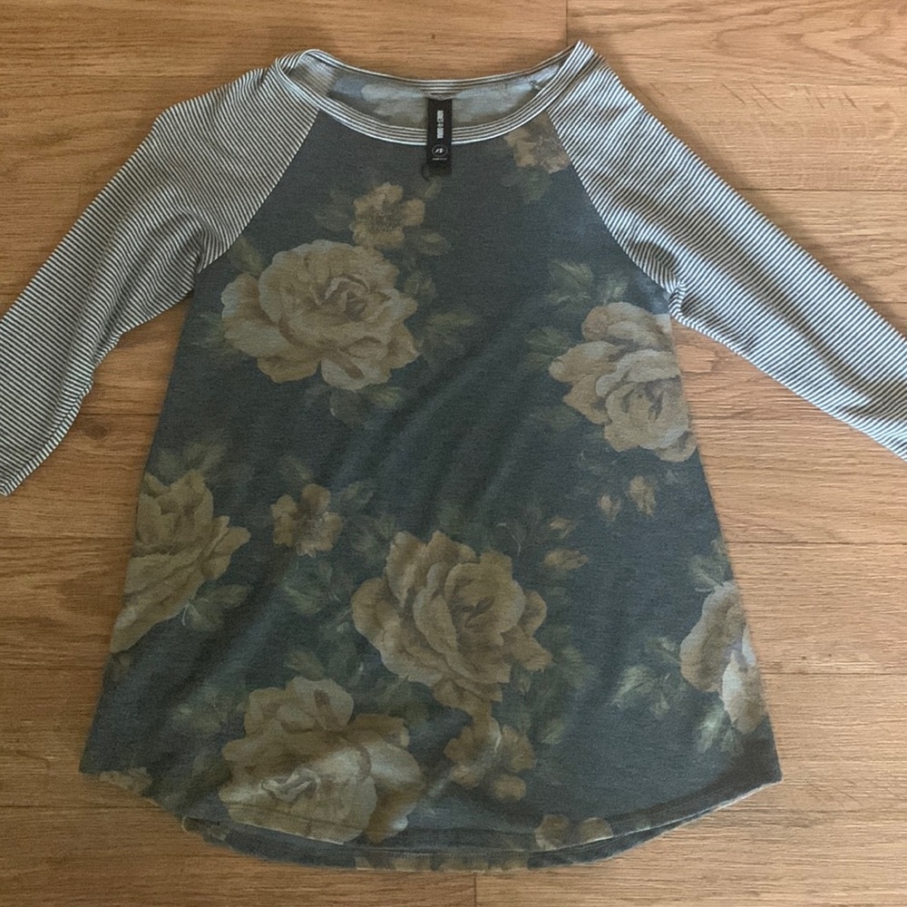 Gently used Agnes and Dora 3/4 sleeve top